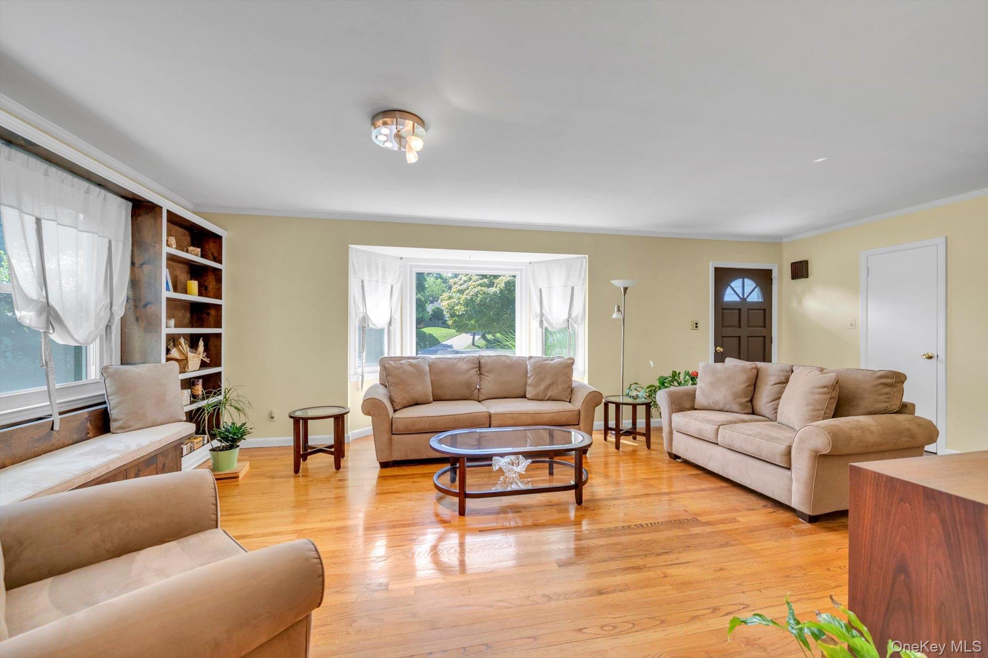 12 Compass Ct, Huntington, NY 11743 photo