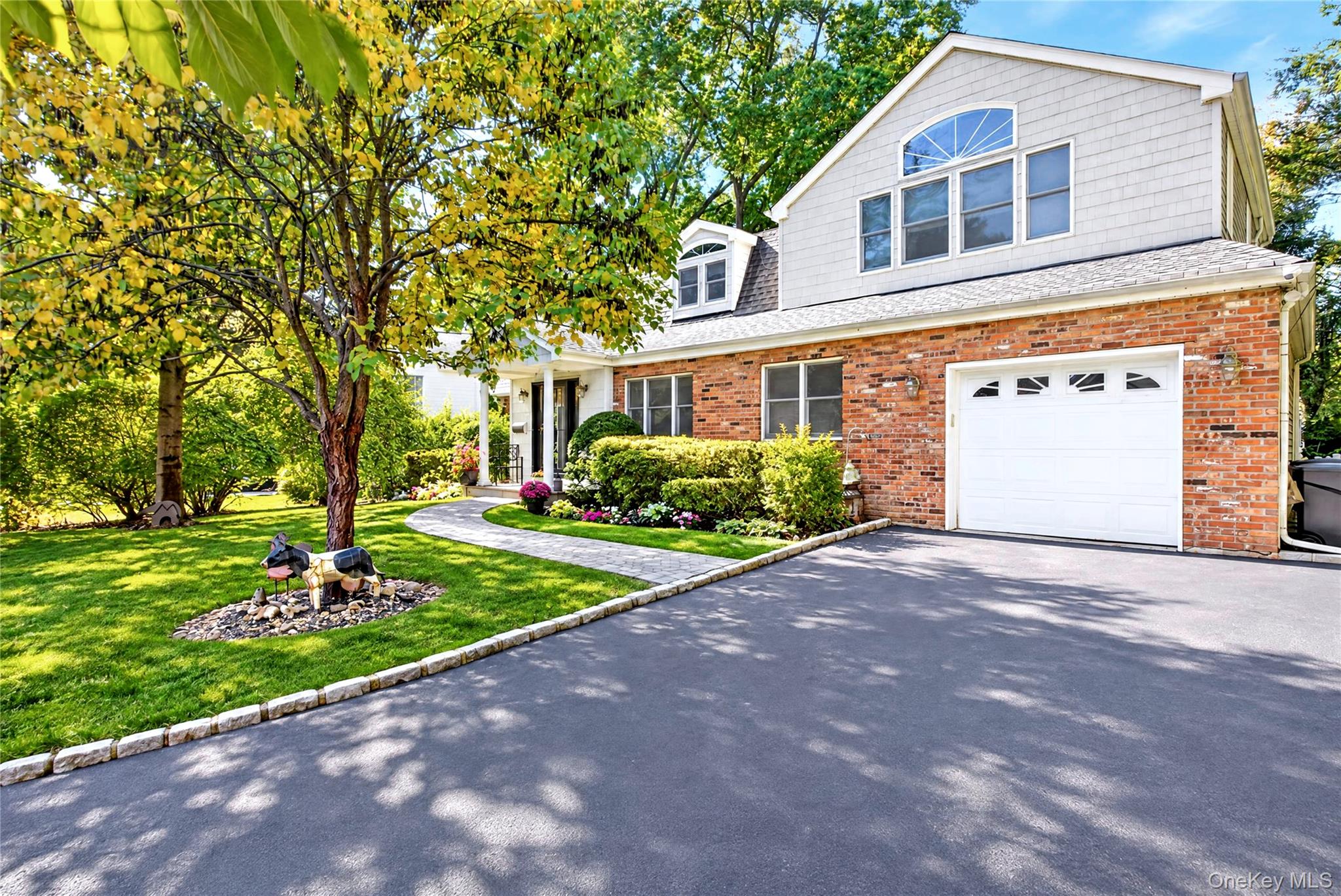 29 Barberry Ln, East Hills, NY 11577