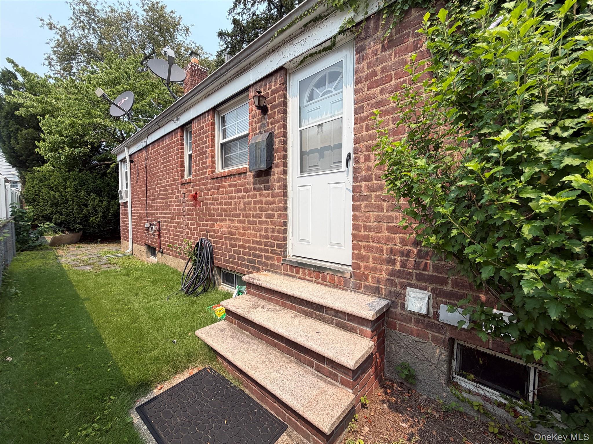259 19 80th Ave, Glen Oaks, NY 11004 photo