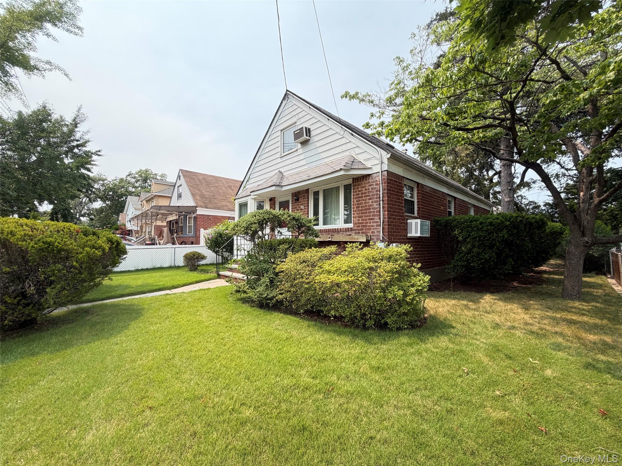 259 19 80th Ave, Glen Oaks, NY 11004 photo