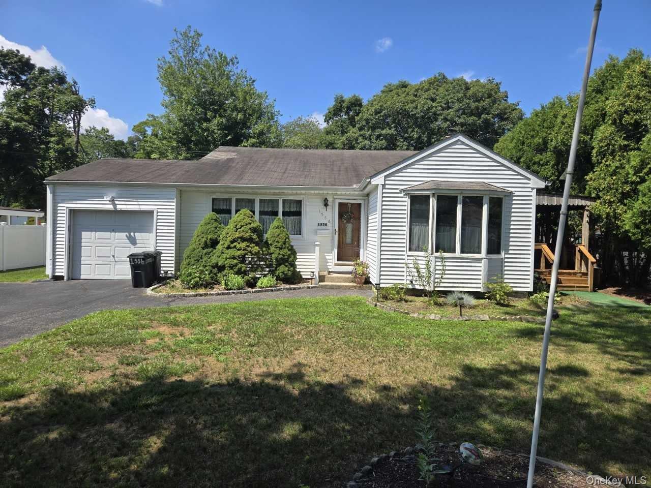1556 Gardiner Dr, Bay Shore, NY 11706