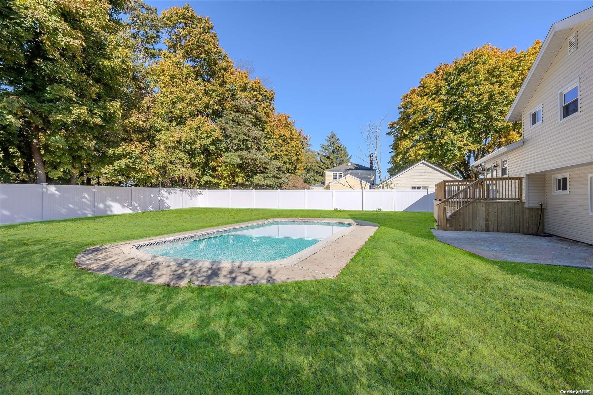 7 Radburn Ln, Port Jefferson Station, NY 11776 photo
