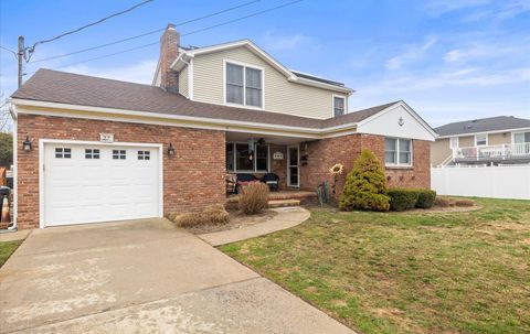 Single Family Residence in Amity Harbor NY 27 Coolidge Avenue Ave.jpg