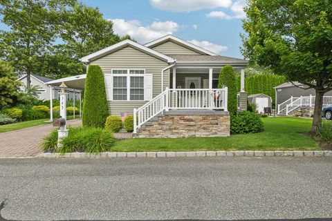 Manufactured Home in Riverhead NY 1661 Old Country Road #543.jpg