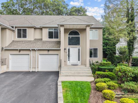Condominium in Smithtown NY 22 Stone Gate Court #22.jpg