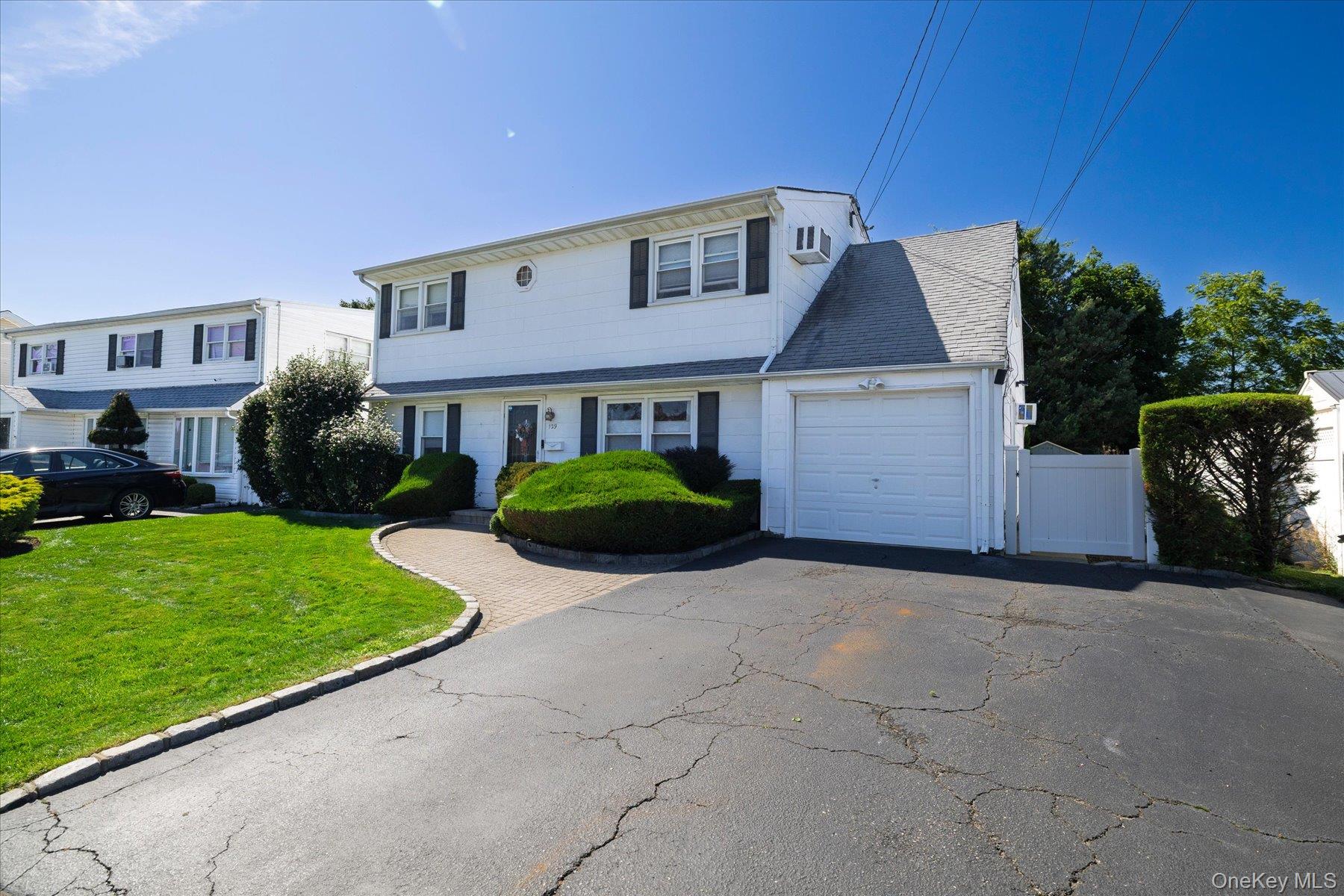 129 Arlyn Dr, Massapequa, NY 11758 photo