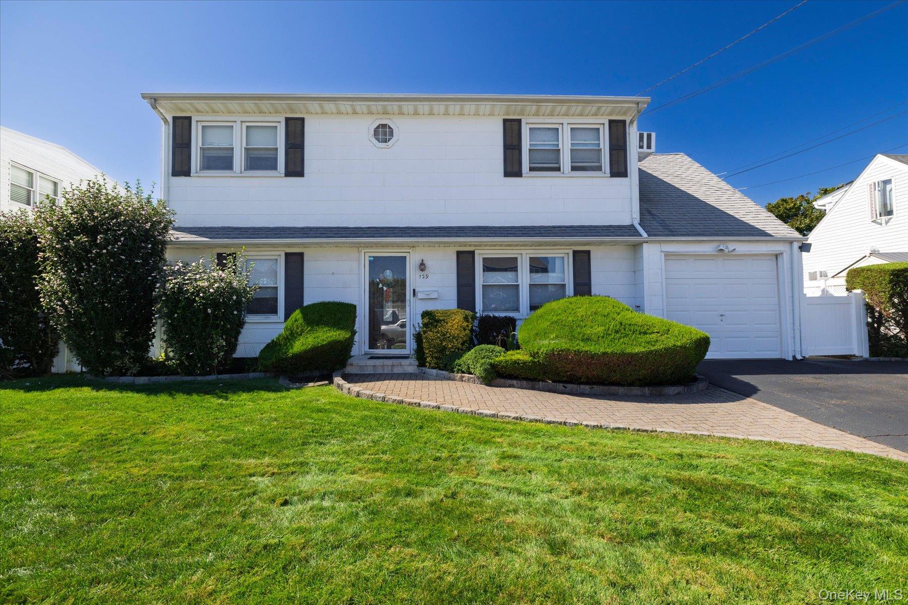 129 Arlyn Dr, Massapequa, NY 11758