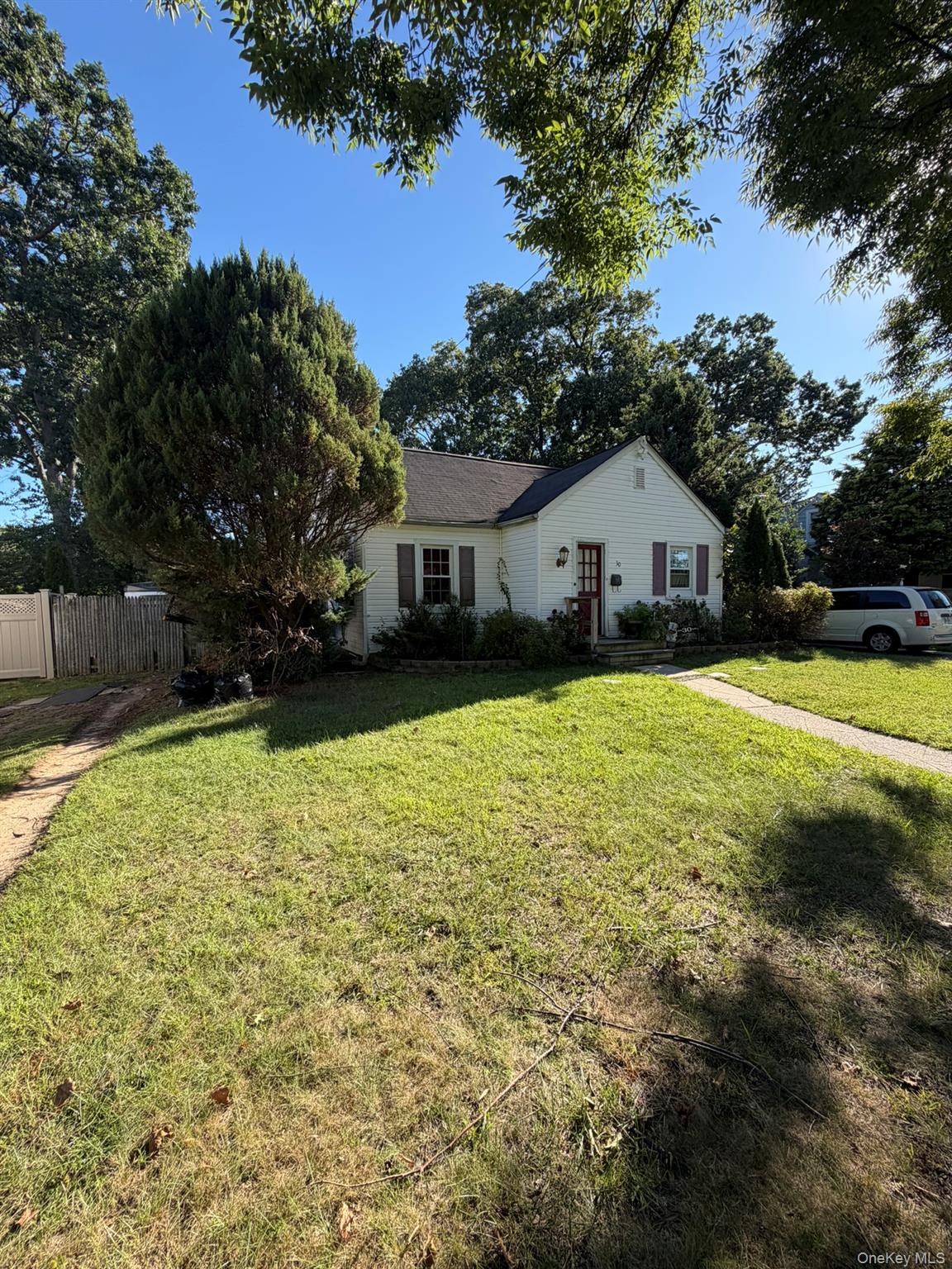 30 Beverly Rd, Farmingdale, NY 11735 photo