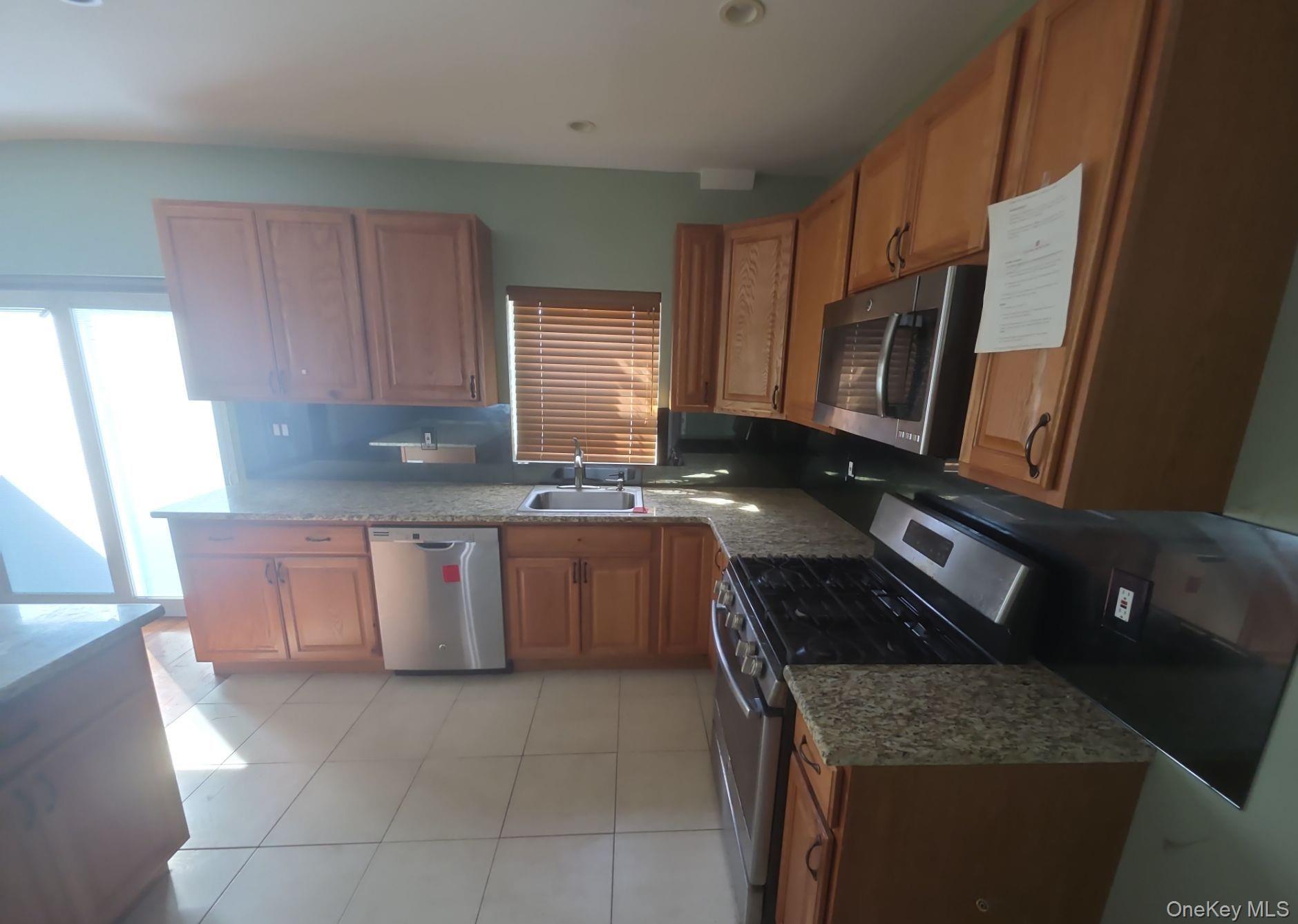 20 Laurel Rd, Lindenhurst, NY 11757 photo