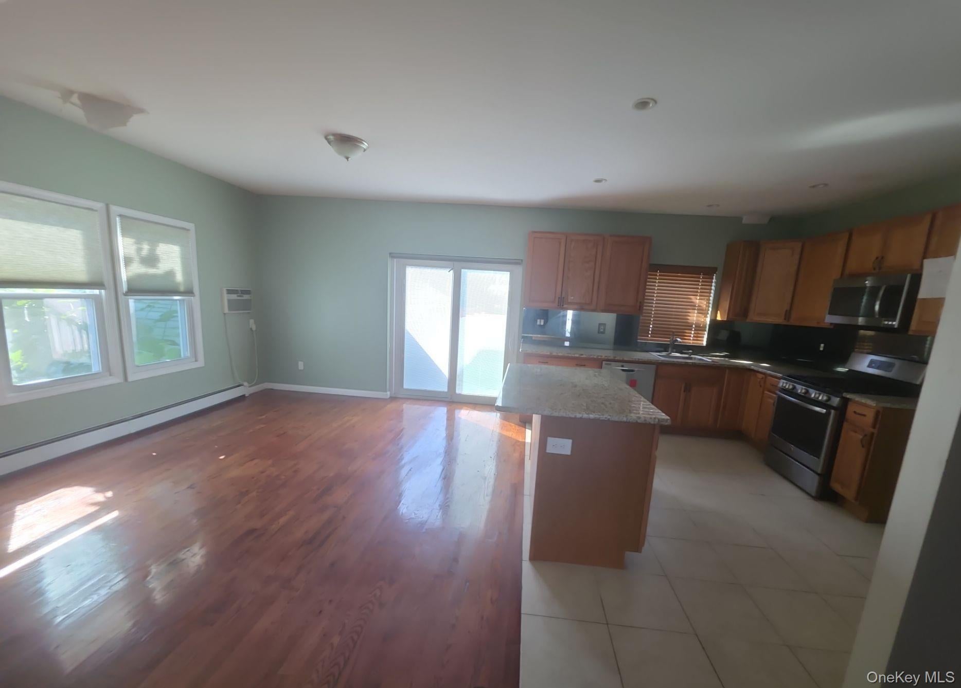 20 Laurel Rd, Lindenhurst, NY 11757 photo