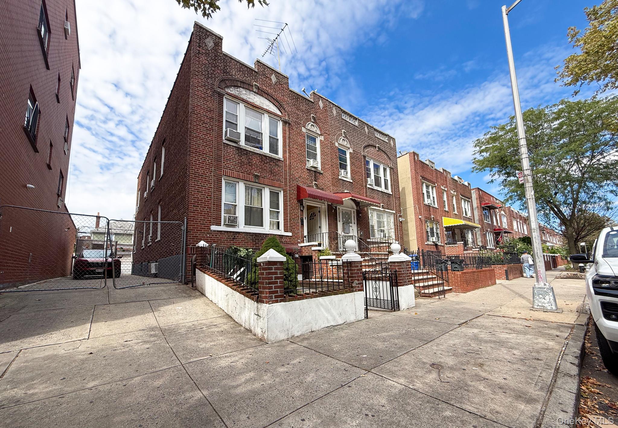 35 46 92nd St, Jackson Heights, NY 11372