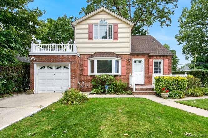 48 Maple Dr, New Hyde Park, NY 11040