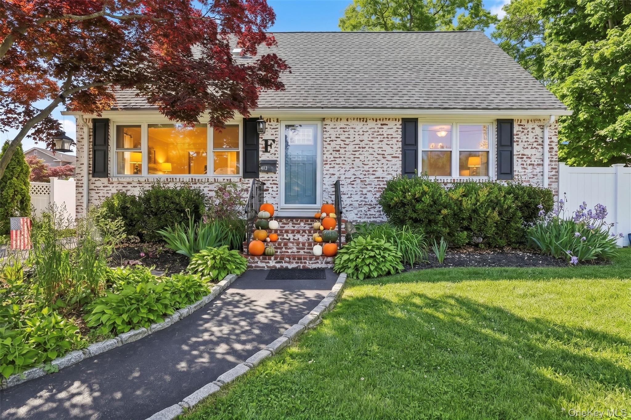413 Pecan St, Lindenhurst, NY 11757