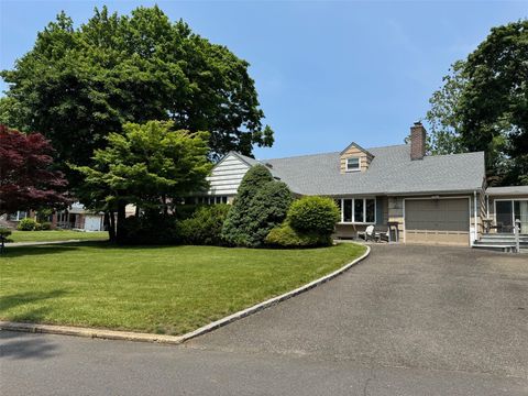 Single Family Residence in Lake Success NY 2 Dale Carnegie Court.jpg