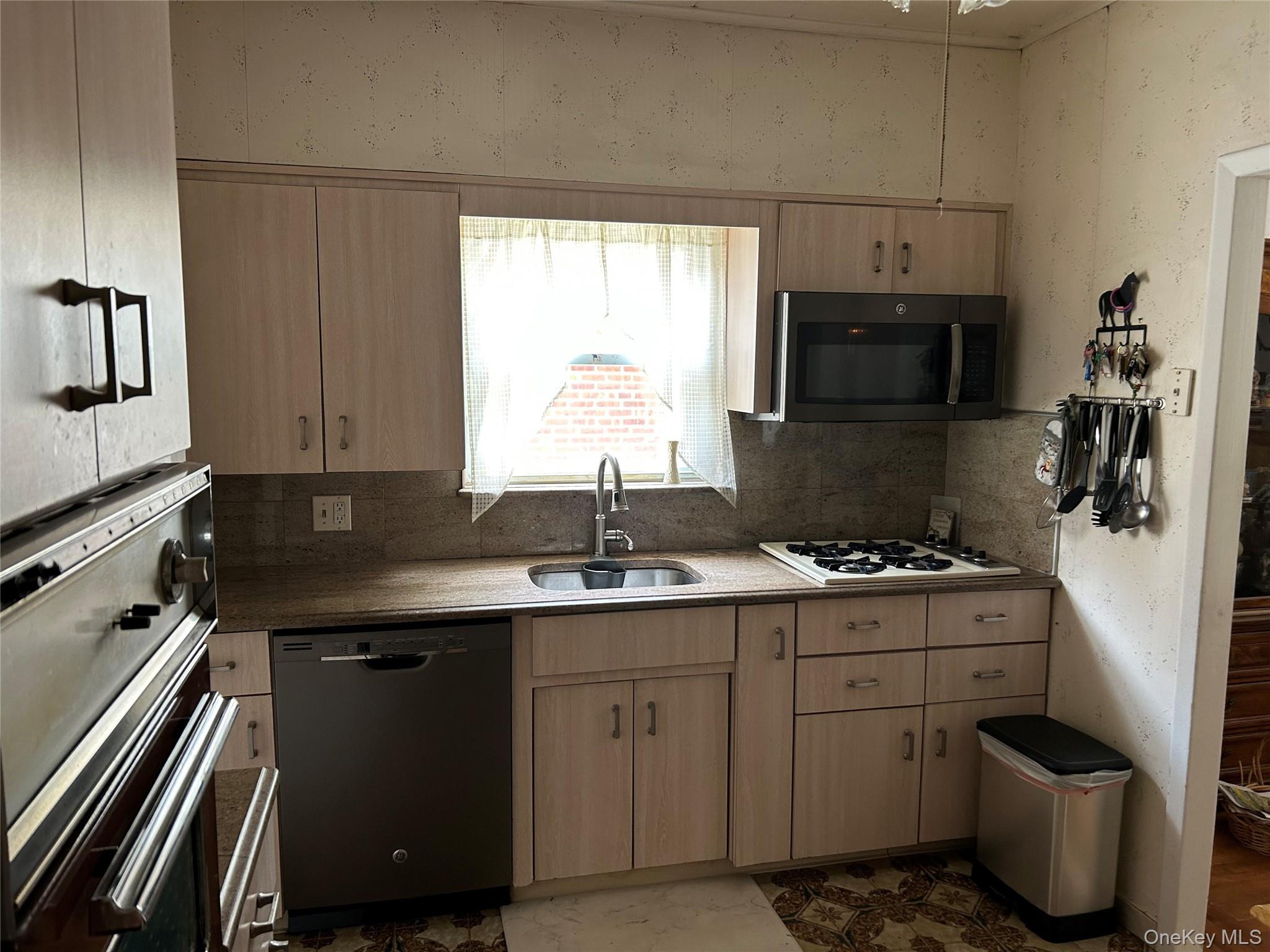 4735 196th Pl, Flushing, NY 11358 photo