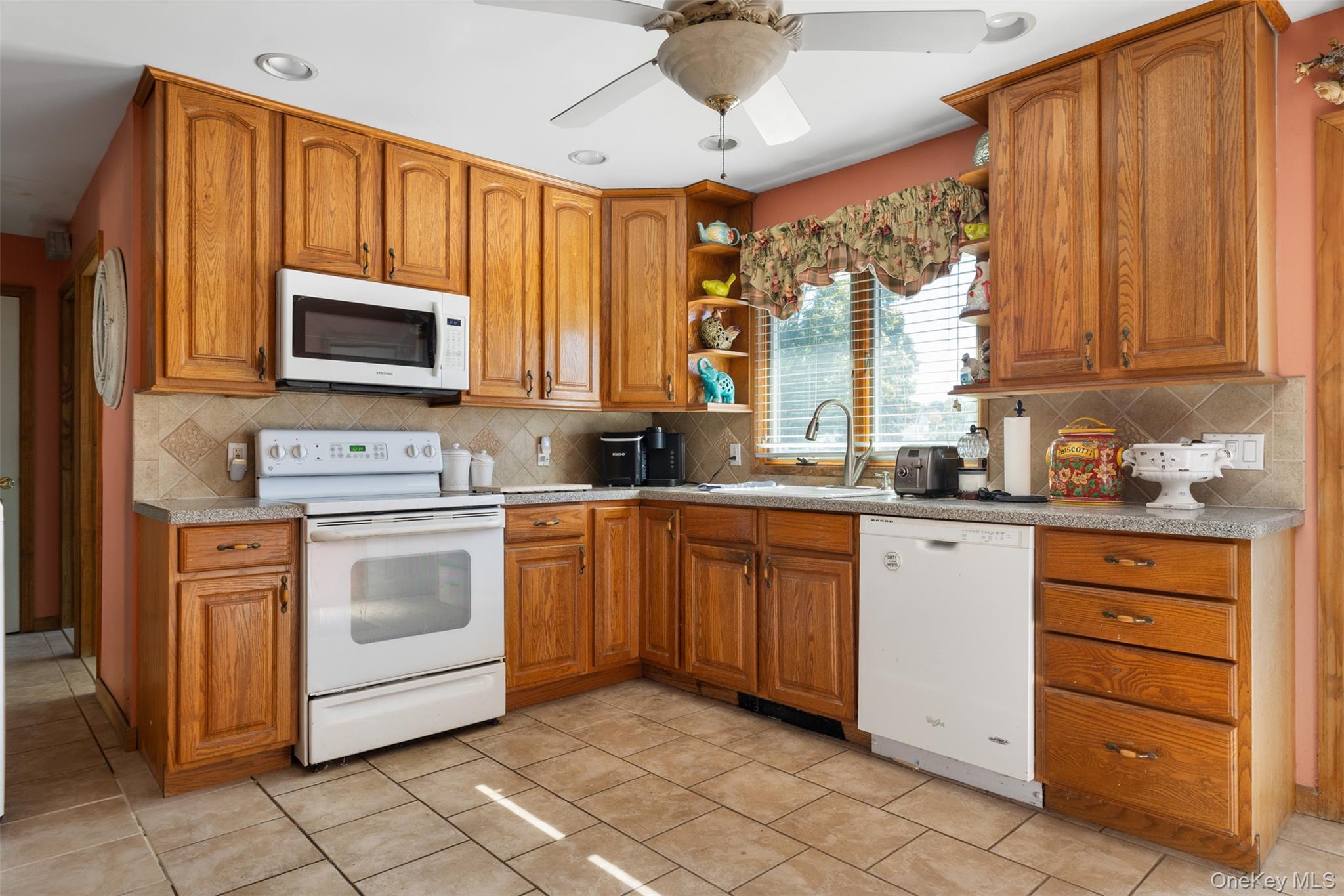 141 Horn Ln, Levittown, NY 11756 photo