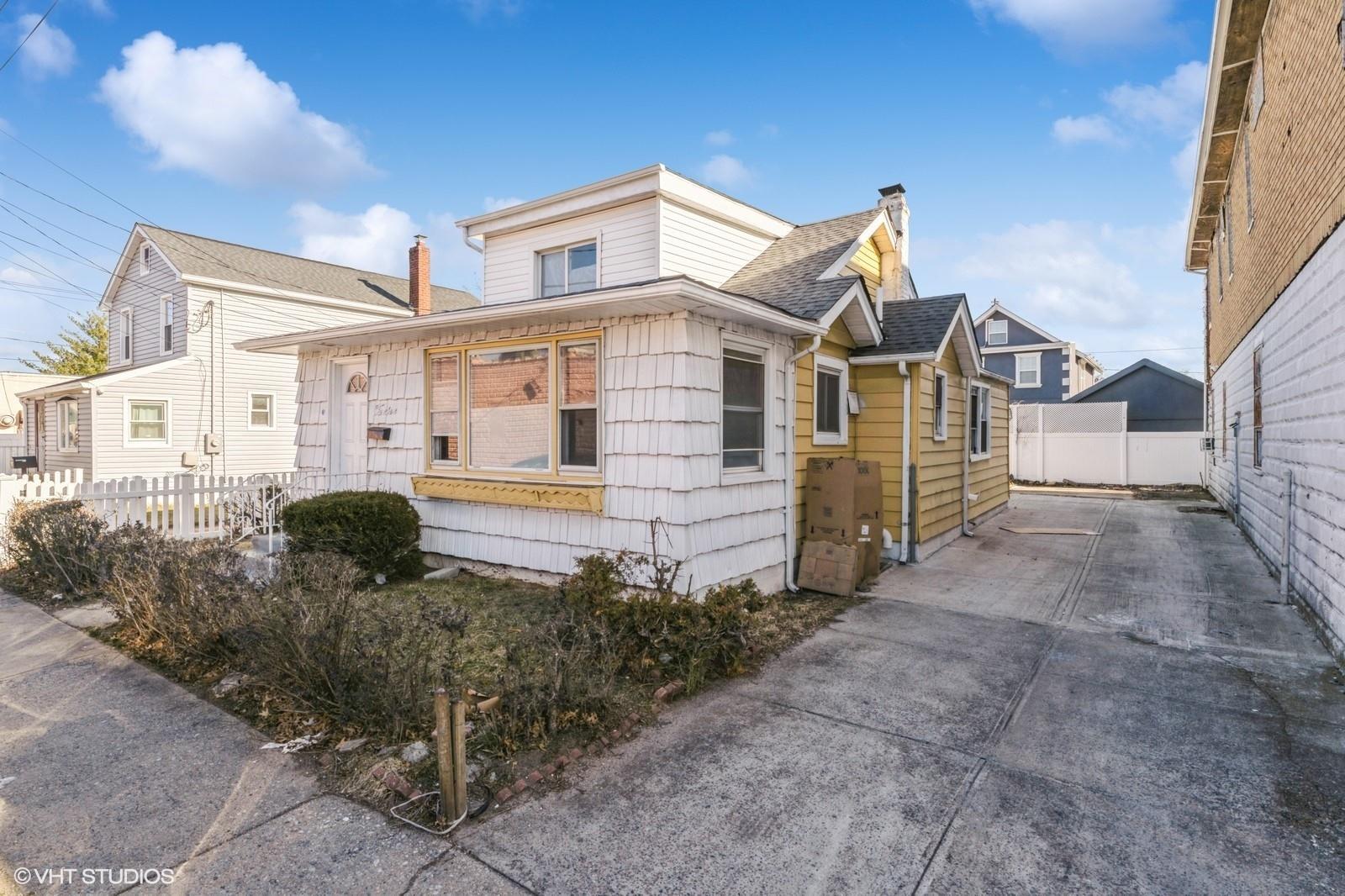 12 Biltmore Ave, Elmont, NY 11003 photo