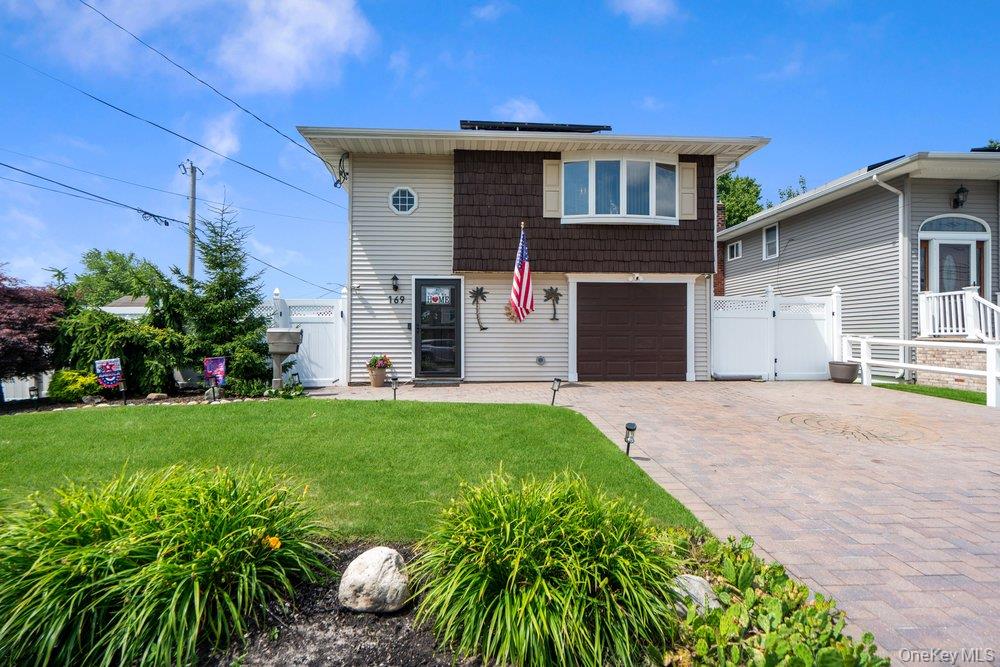 169 Wyona Ave, Lindenhurst, NY 11757