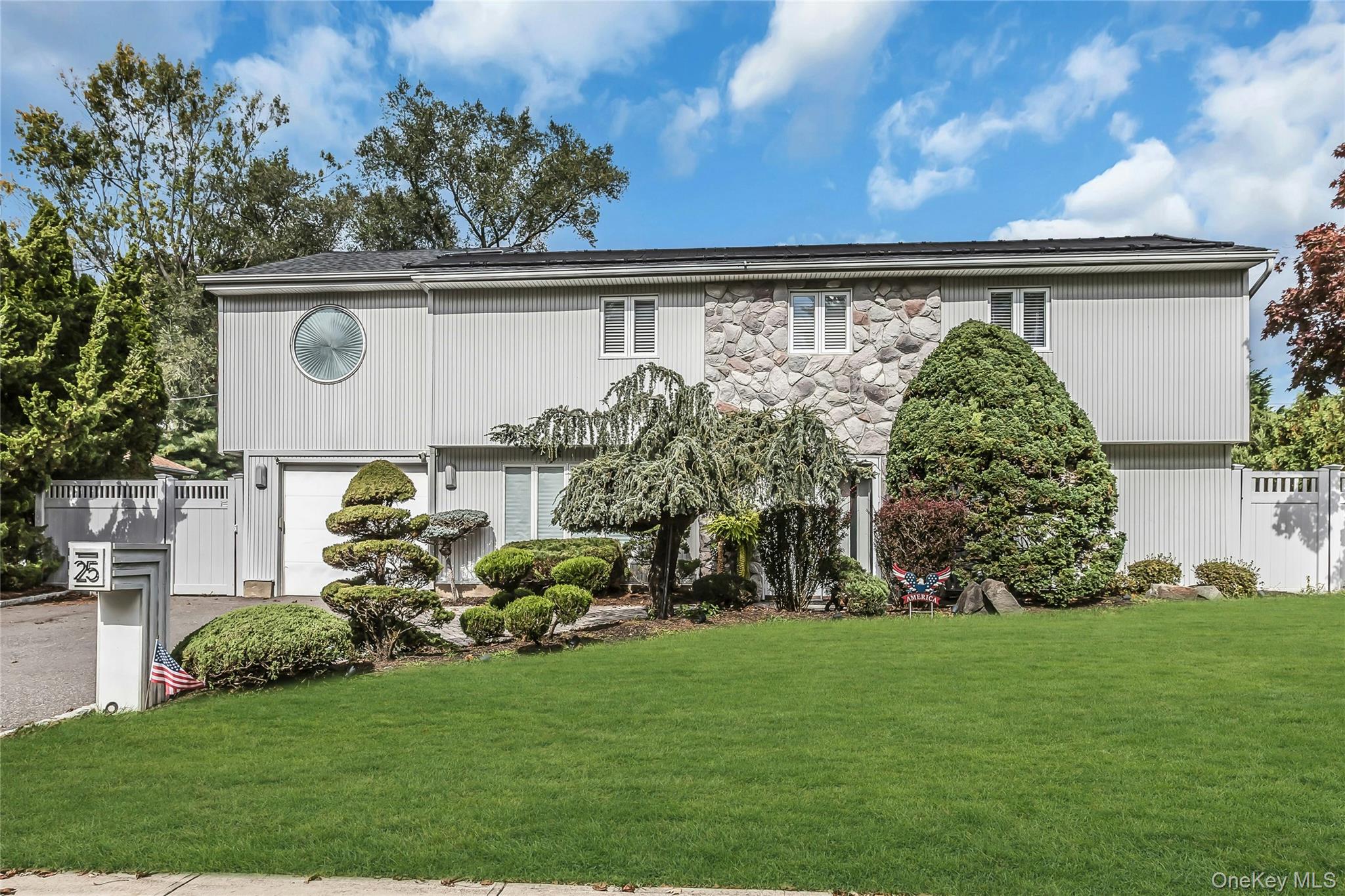 25 Lesley Ln, Old Bethpage, NY 11804