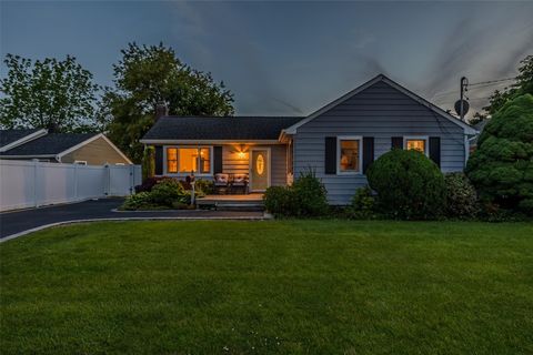 Single Family Residence in Babylon NY 10 Bradish Lane.jpg