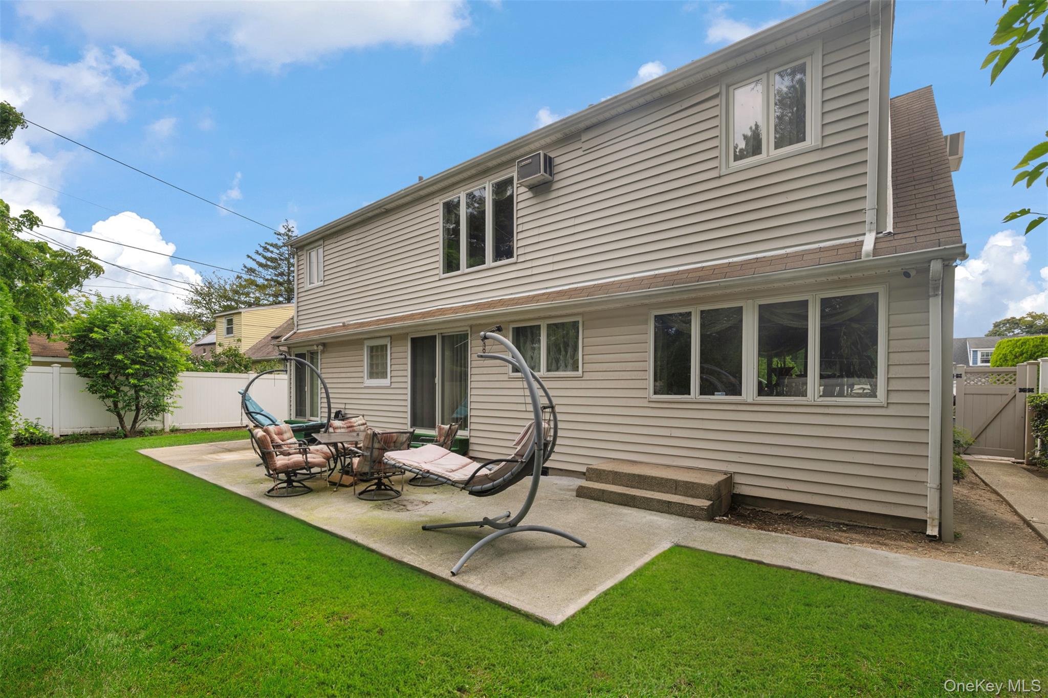 868 Spring Ave, Uniondale, NY 11553 photo
