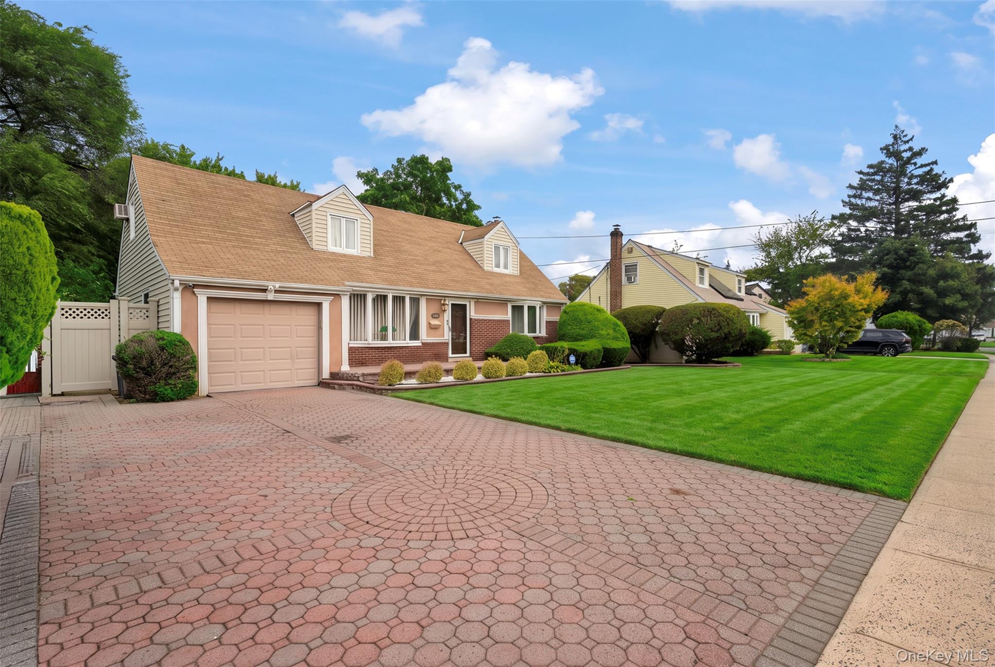 868 Spring Ave, Uniondale, NY 11553 photo
