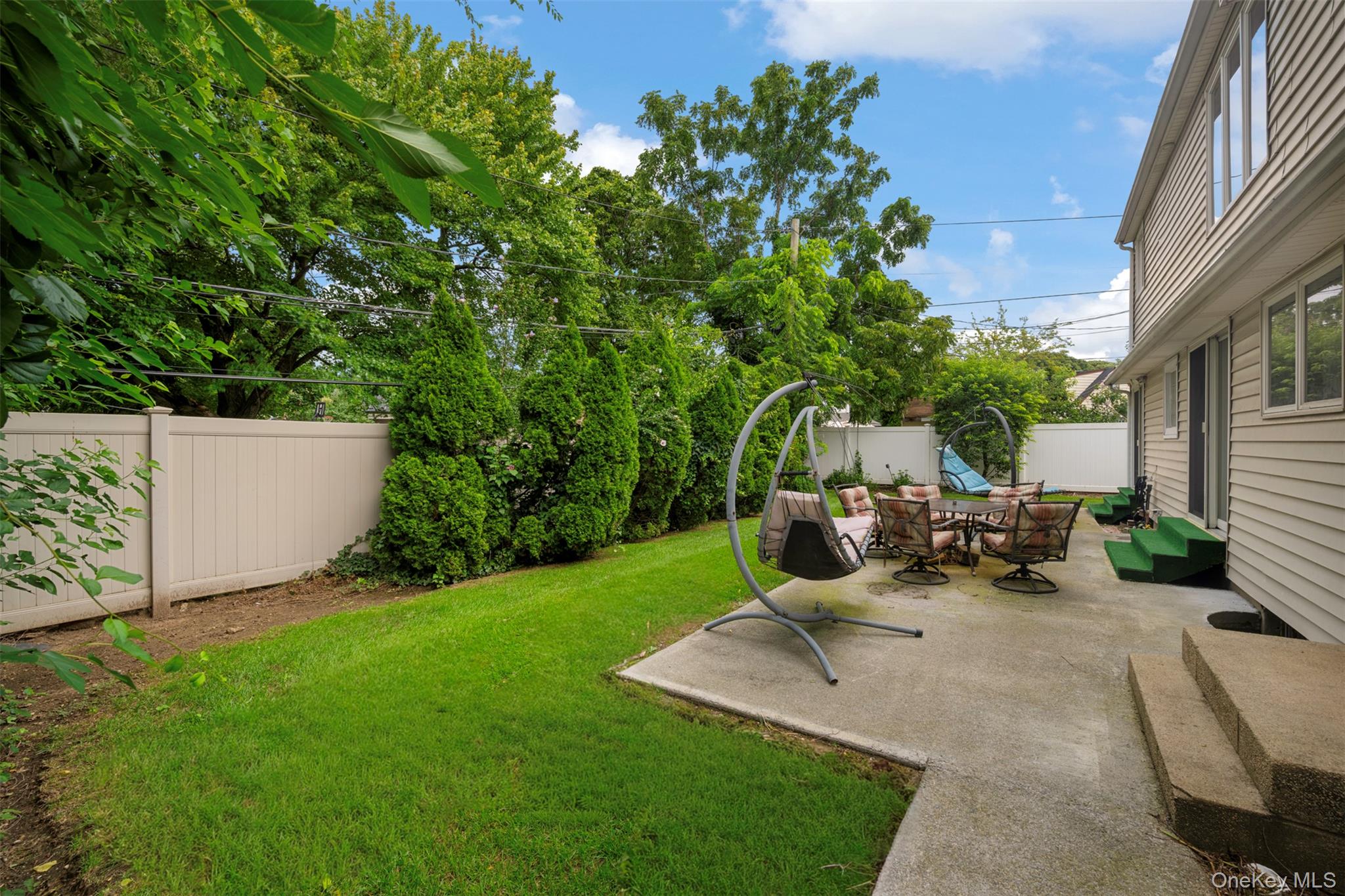 868 Spring Ave, Uniondale, NY 11553 photo