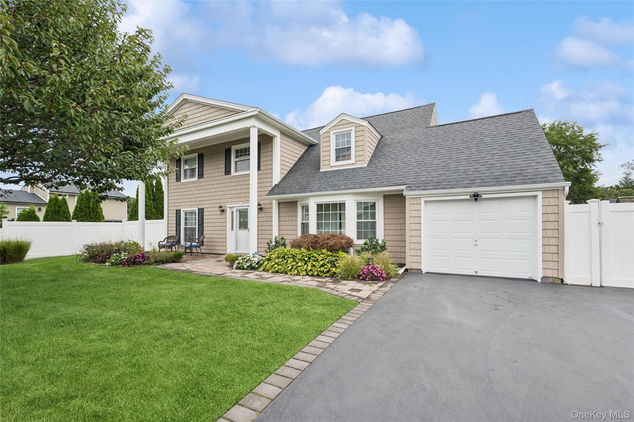 181 Cirrus Rd, Holbrook, NY 11741