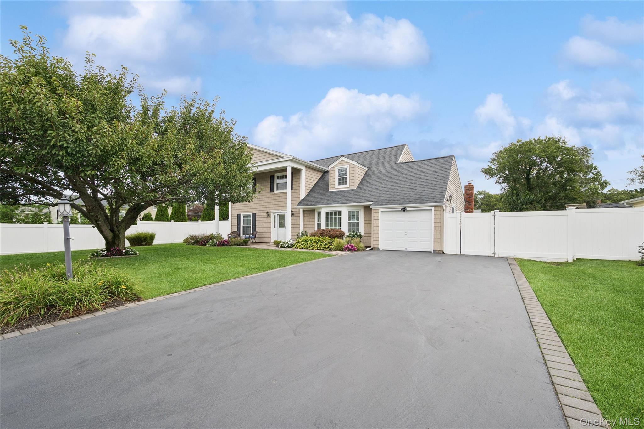 181 Cirrus Rd, Holbrook, NY 11741 photo