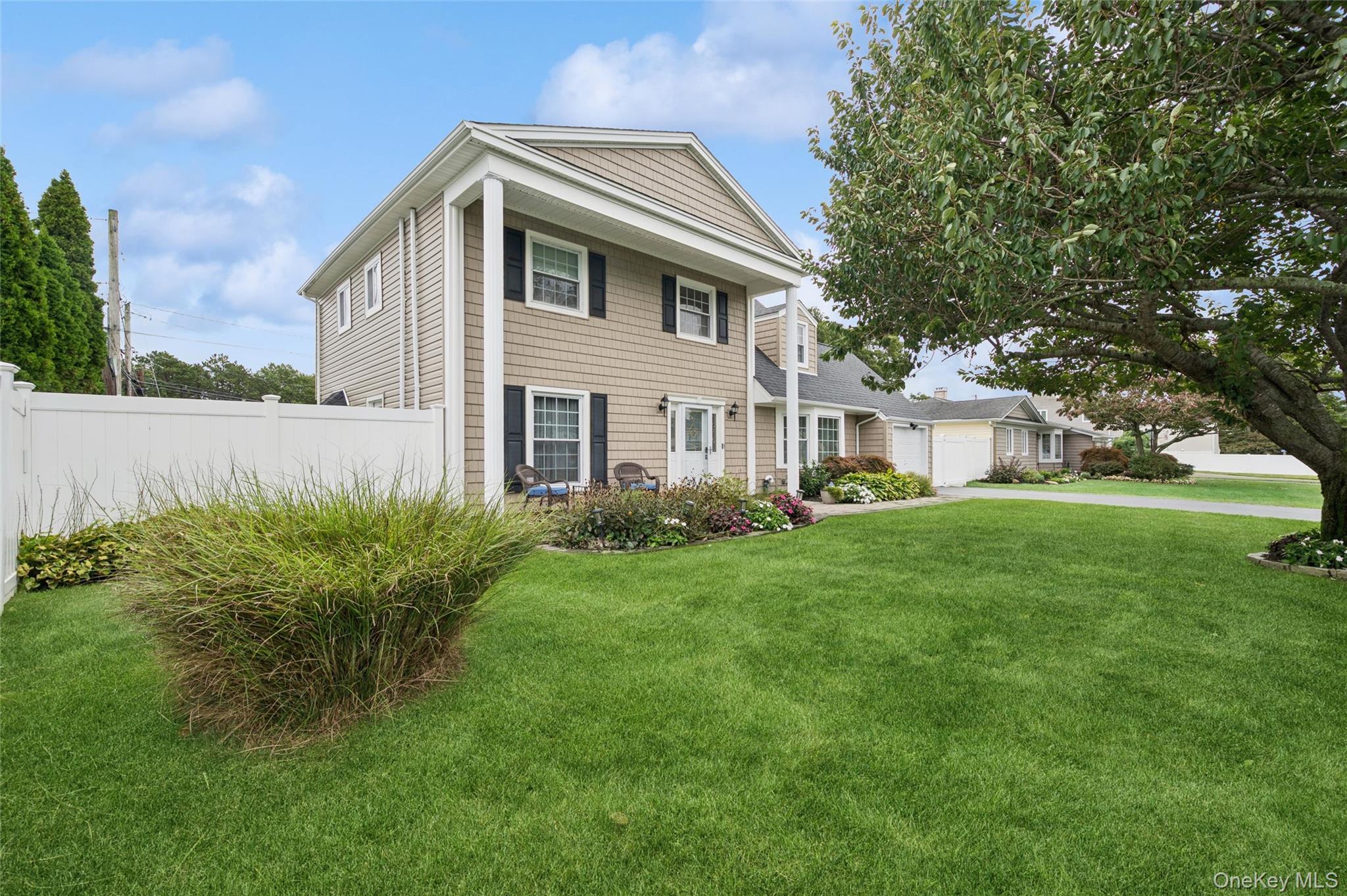 181 Cirrus Rd, Holbrook, NY 11741 photo