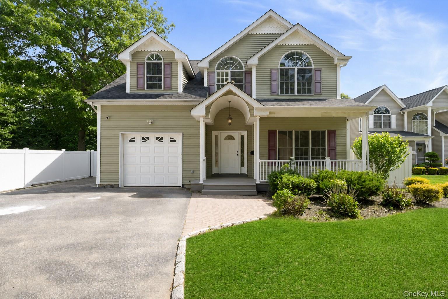 40 Muncey Rd, Bay Shore, NY 11706