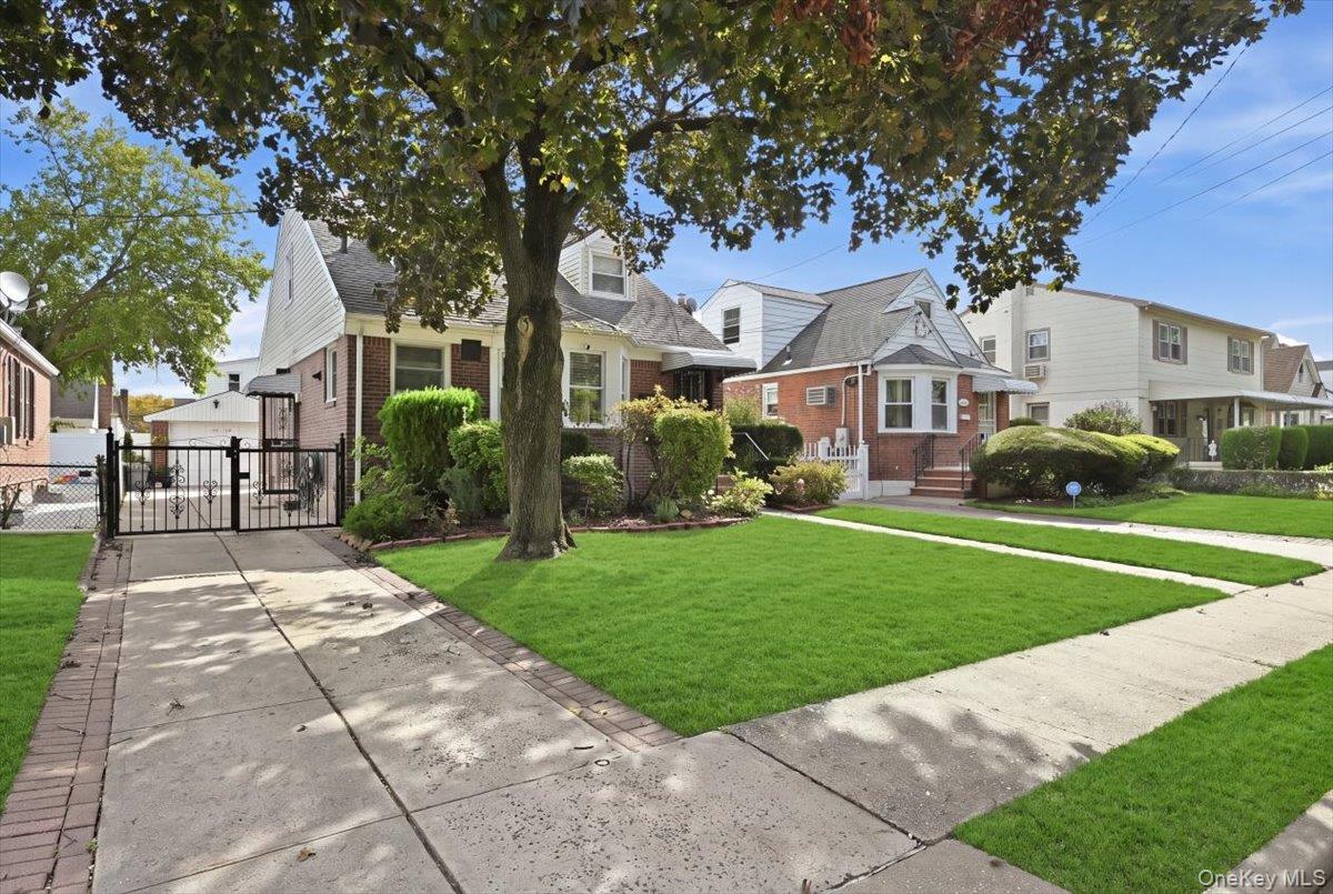 9 Parkway Dr, Elmont, NY 11003