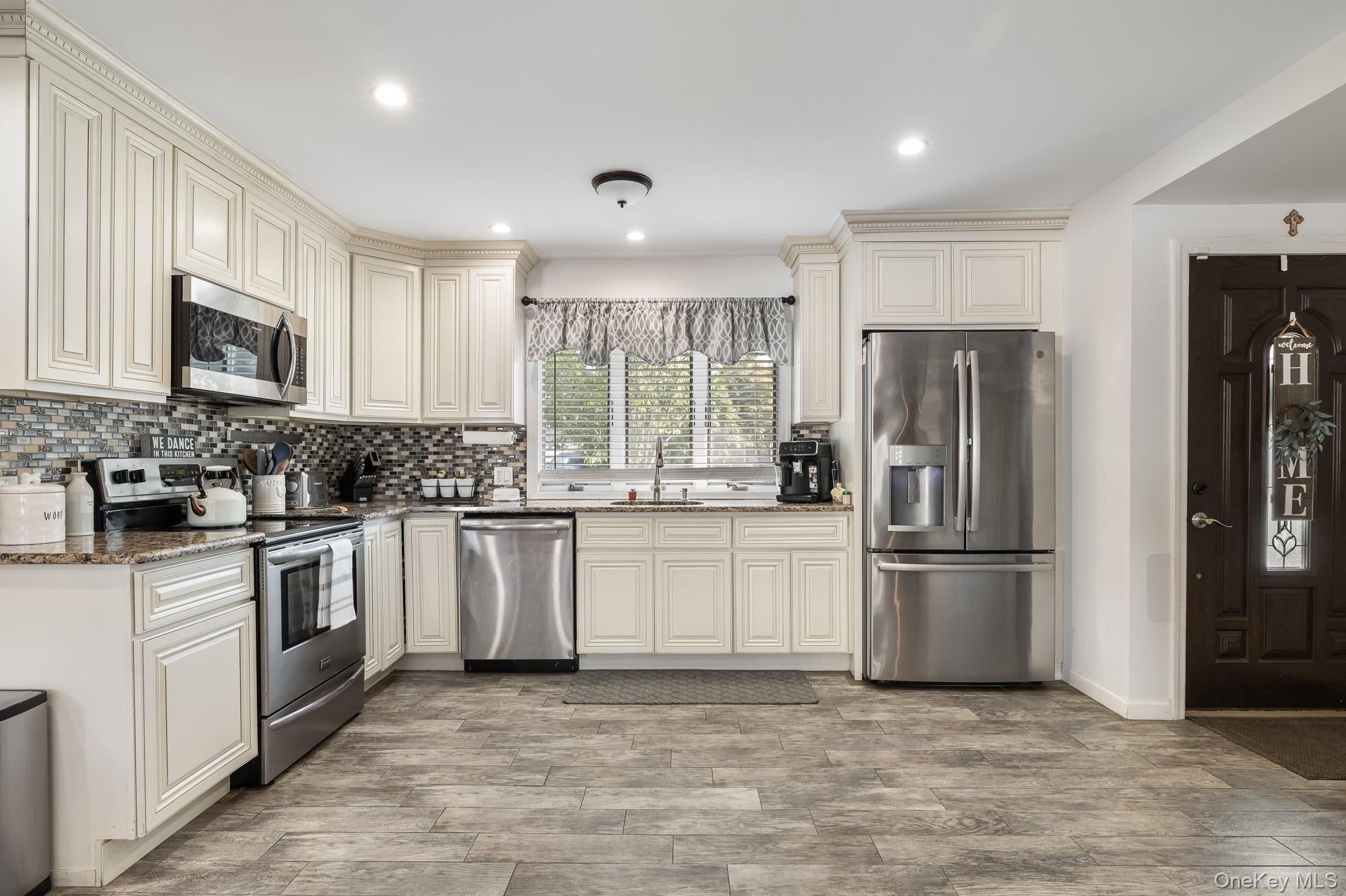 35 Magpie Ln, Levittown, NY 11756 photo