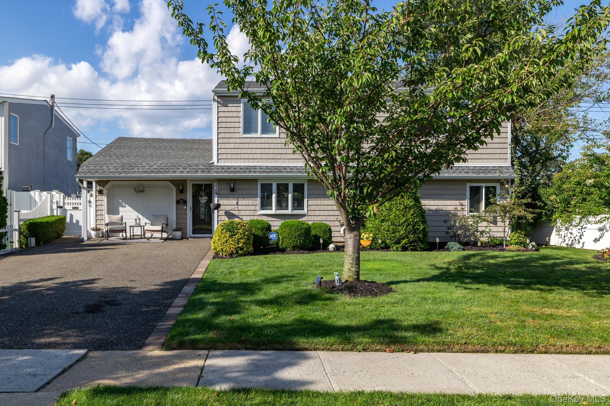35 Magpie Ln, Levittown, NY 11756 photo
