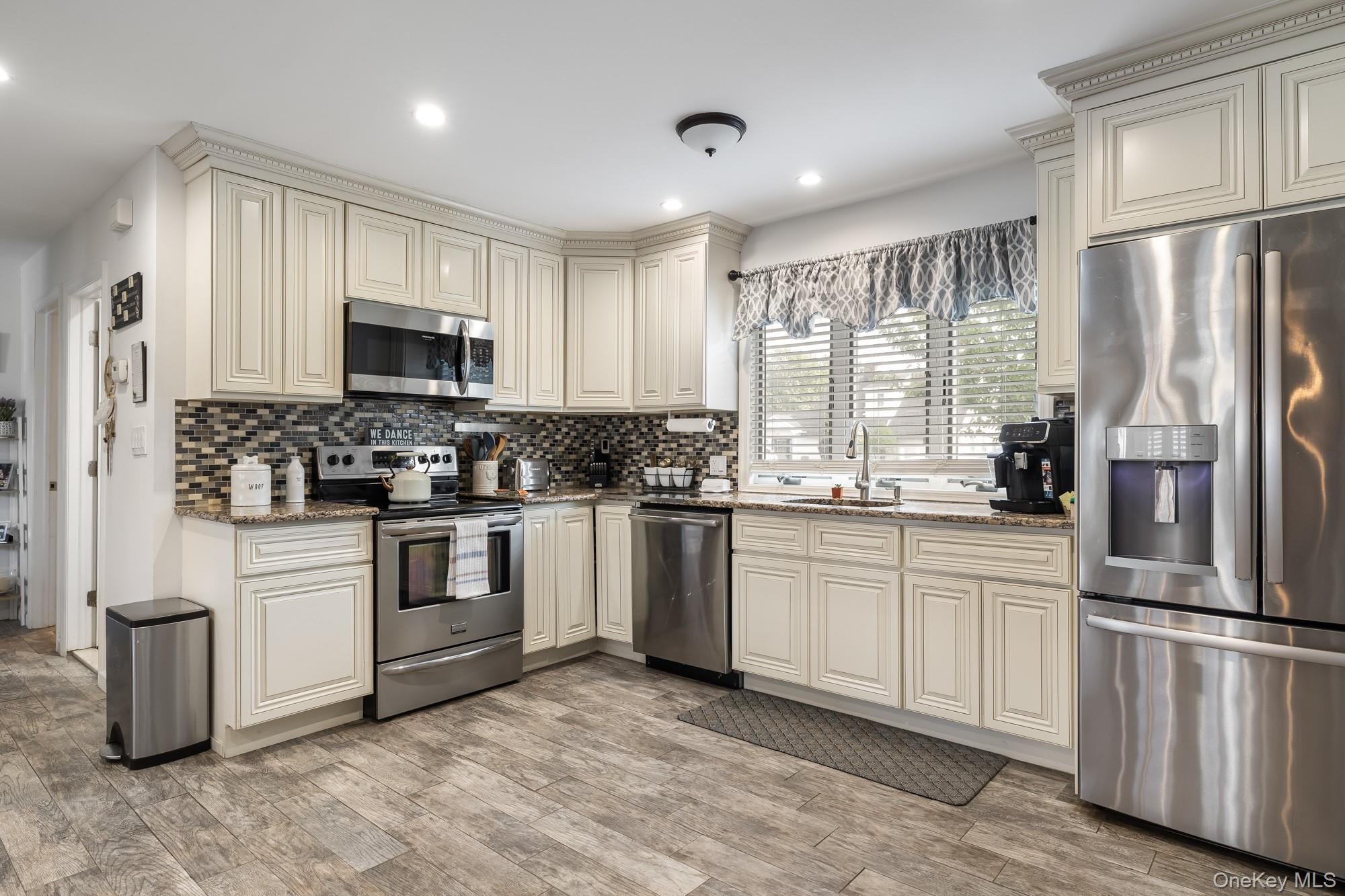 35 Magpie Ln, Levittown, NY 11756 photo