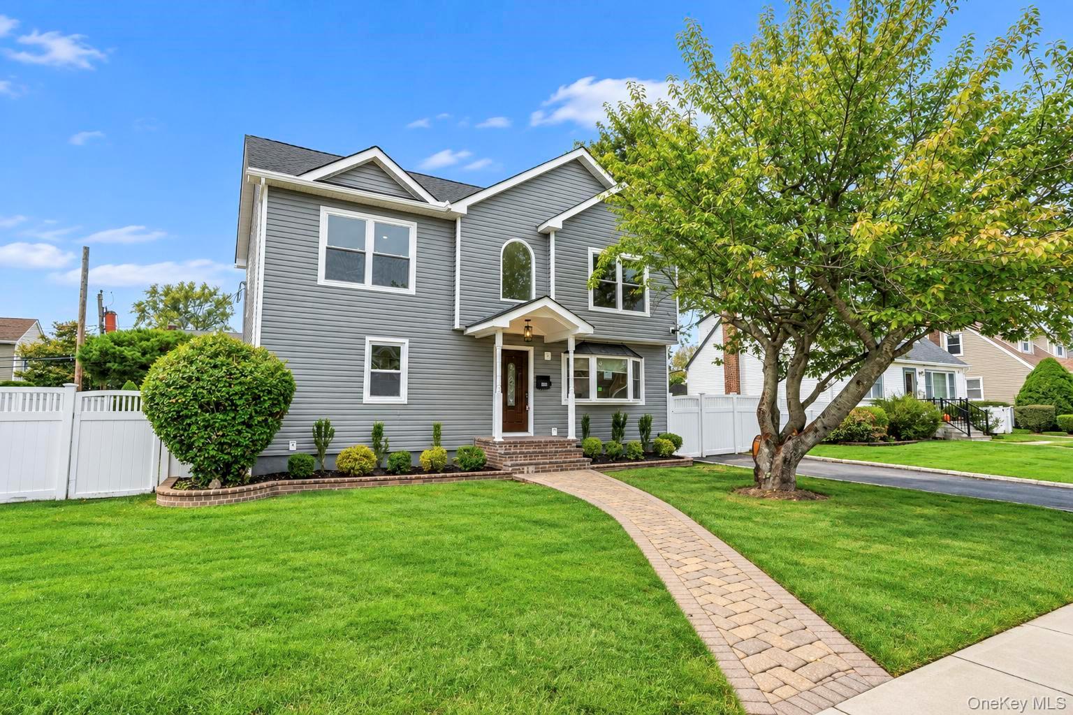 18 Hitchcock Ln, Farmingdale, NY 11735