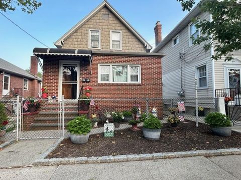Single Family Residence in Bronx NY 2916 Sullivan Place.jpg