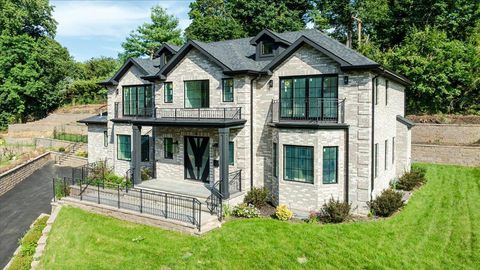 Single Family Residence in Great Neck NY 34 Woodland Place.jpg
