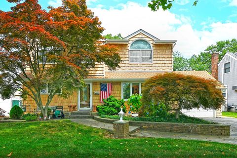 Single Family Residence in Wantagh NY 3665 Centerview Avenue.jpg