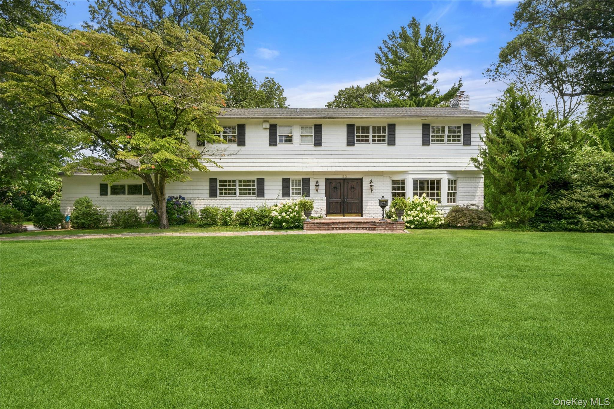 50 Flamingo Rd, Roslyn, NY 11576