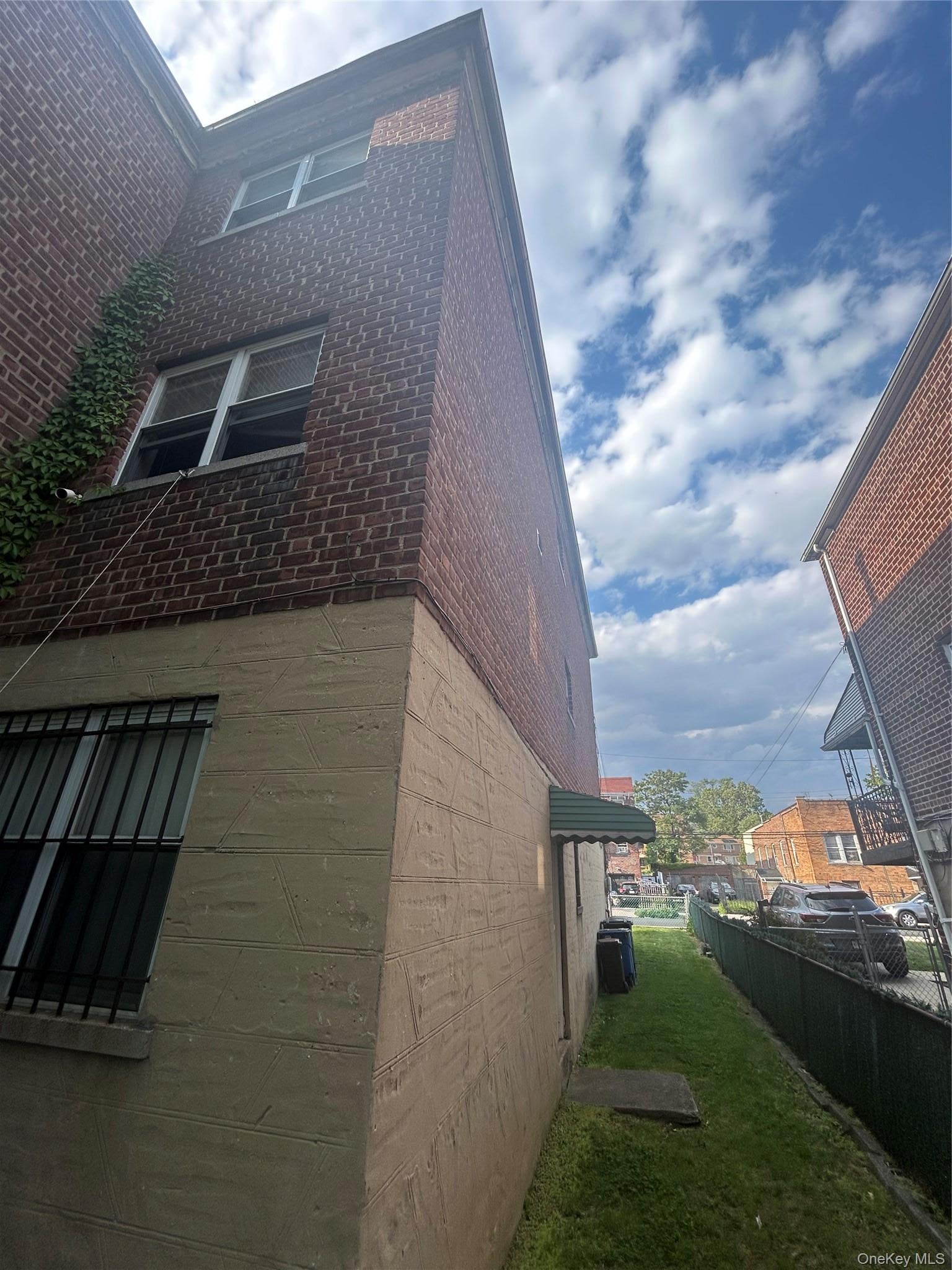 914 E 211th St, Bronx, NY 10469 photo