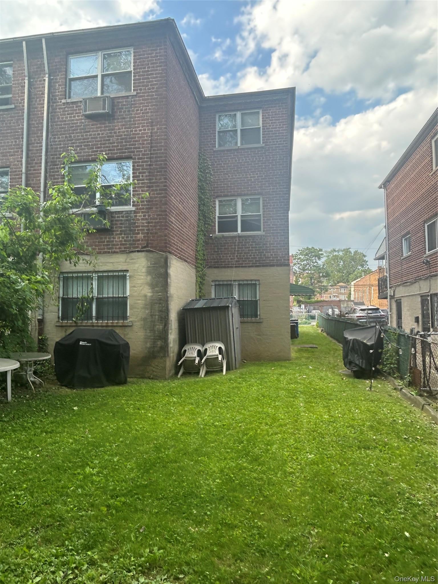 914 E 211th St, Bronx, NY 10469 photo