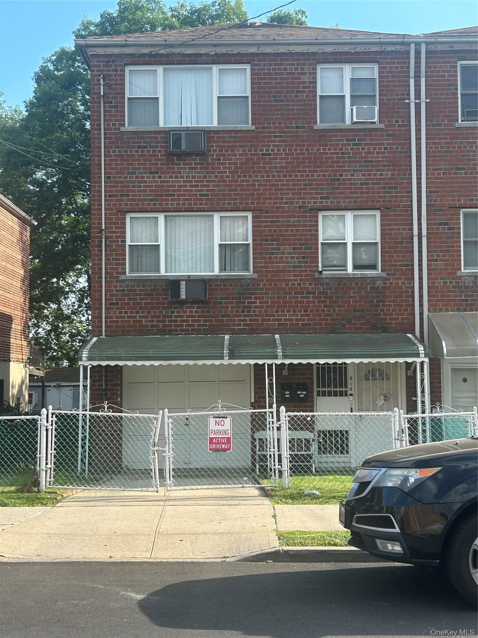 914 211th St, Bronx, NY 10469