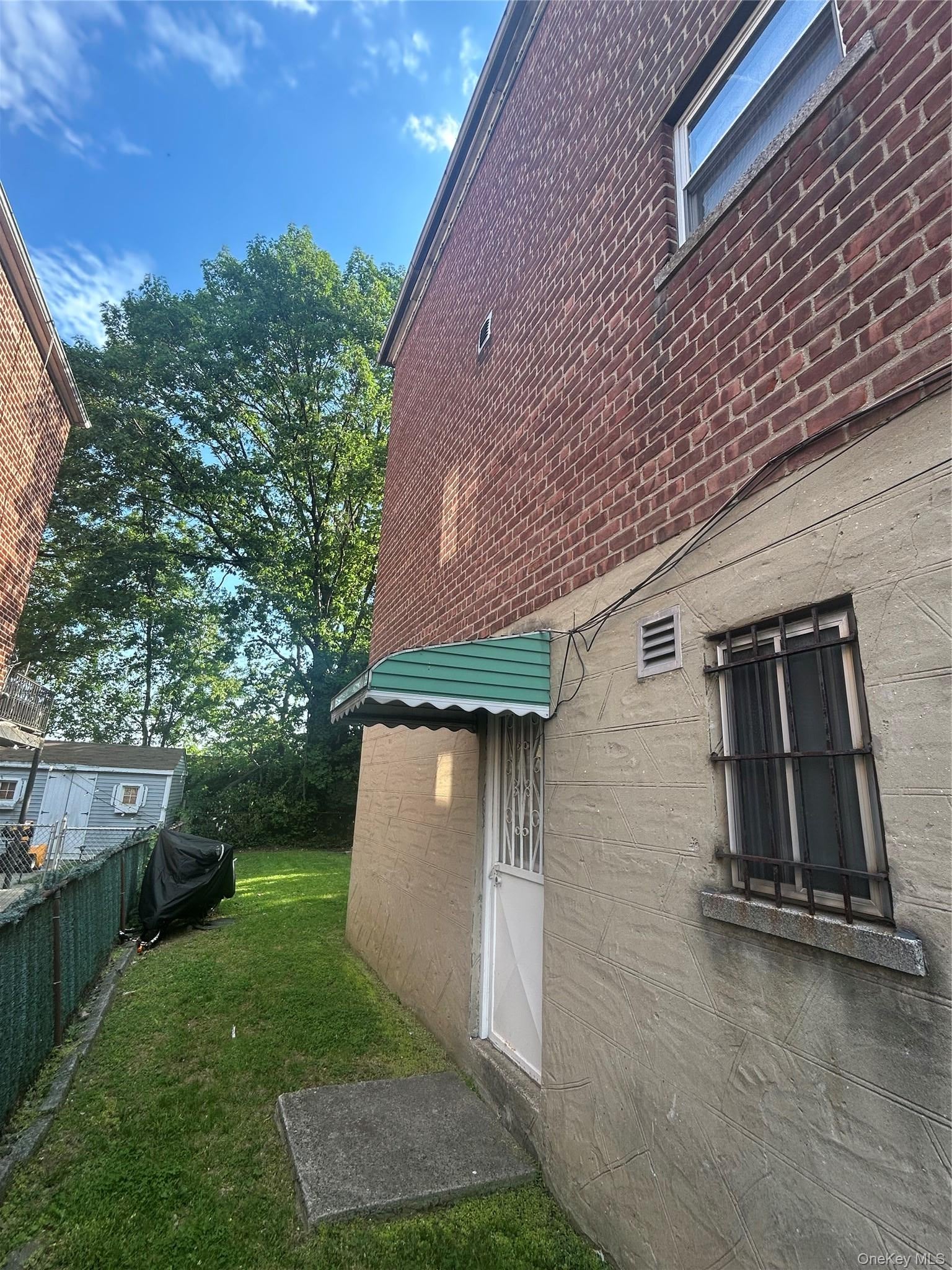 914 E 211th St, Bronx, NY 10469 photo