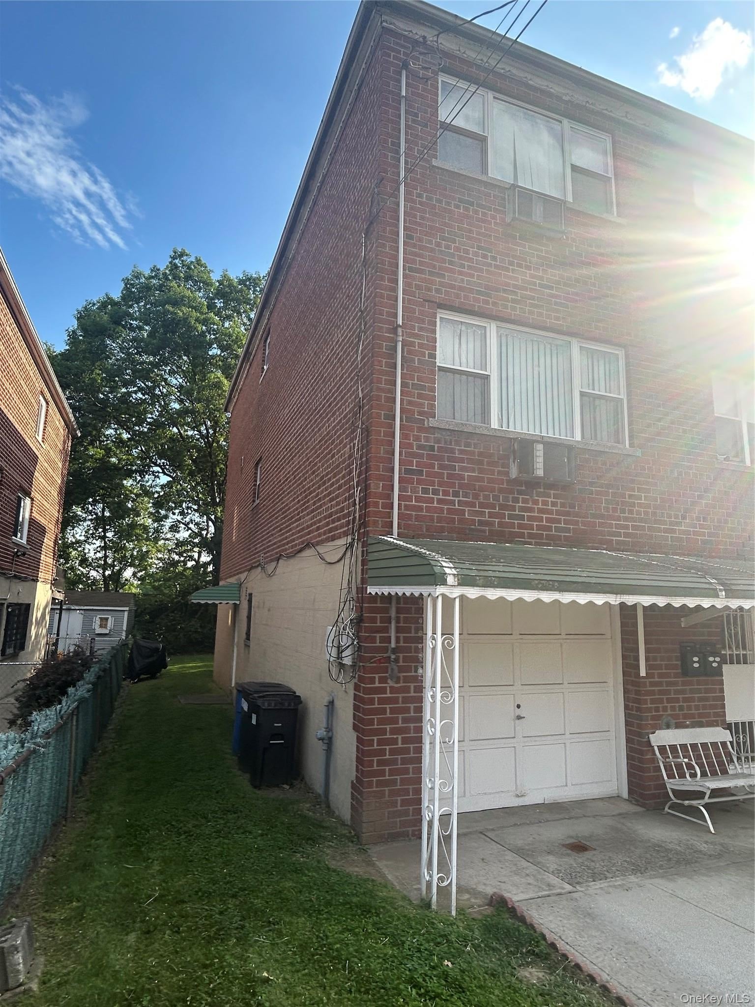 914 E 211th St, Bronx, NY 10469 photo
