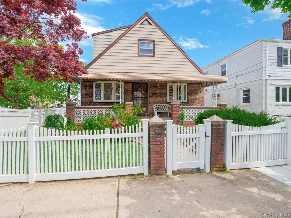 63 1 138th St, Flushing, NY 11367