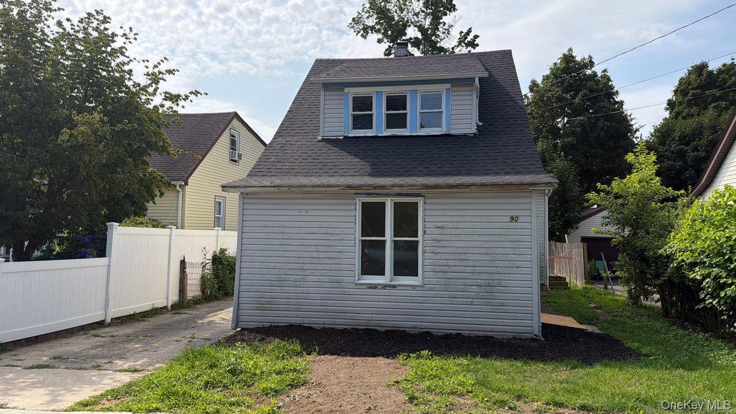 90 3rd St, Huntington Station, NY 11746