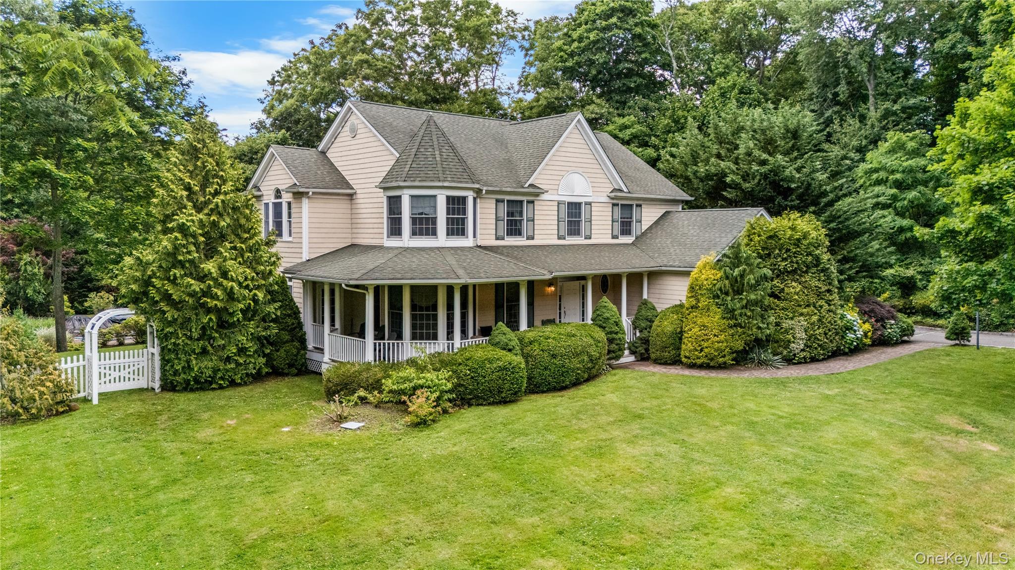 193 Pidgeon Hill Rd, South Huntington, NY 11746