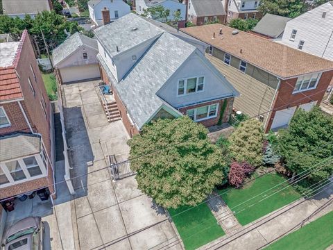 Triplex in Flushing NY 47-24 197th Street.jpg