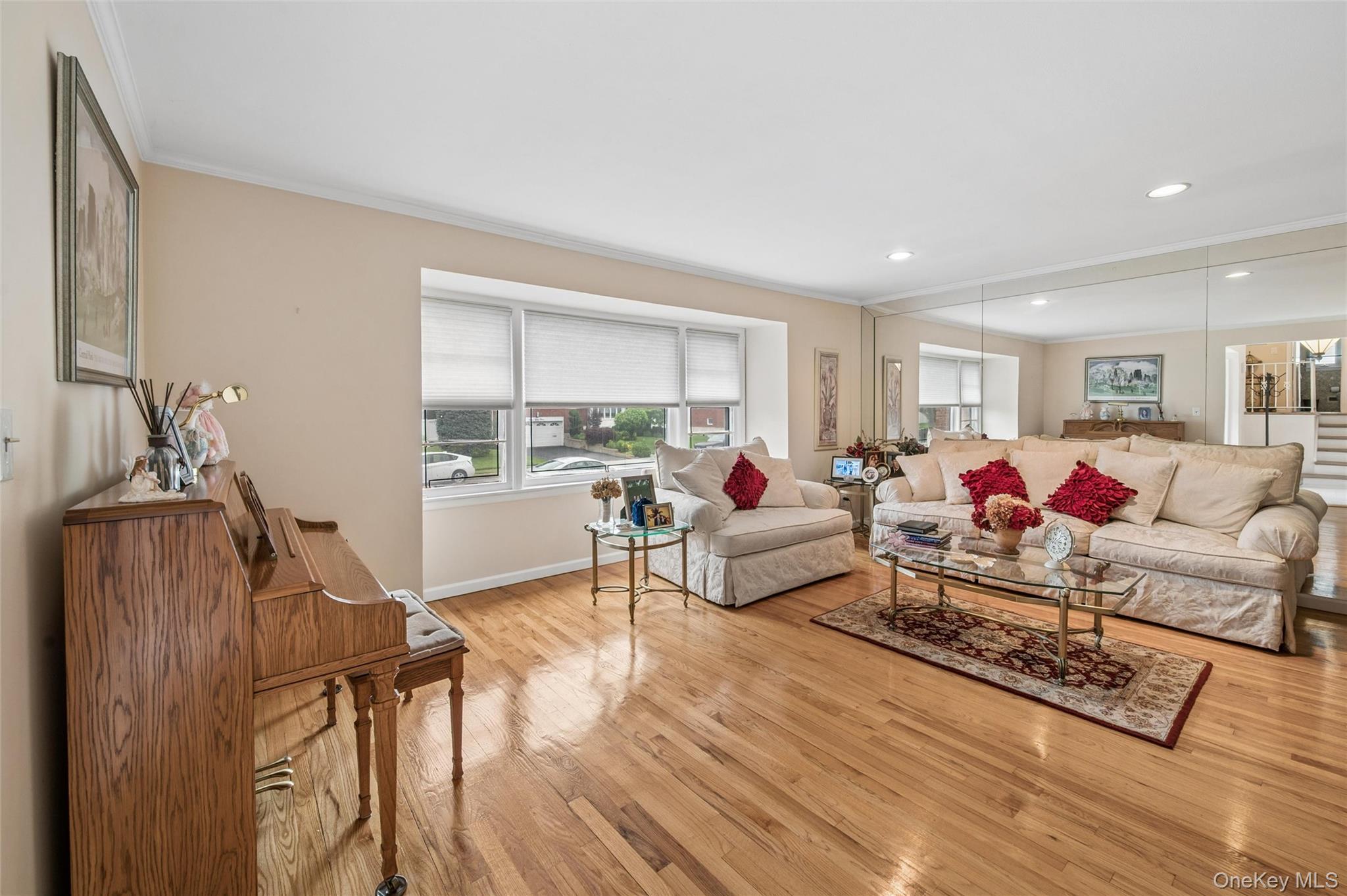 952 Roxbury Dr, Westbury, NY 11590 photo